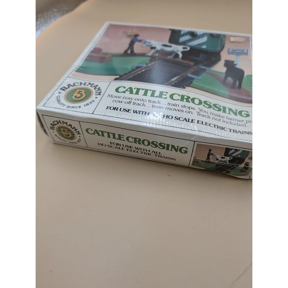 Bachmann HO Lot 2 #1428 Operating Caboose Pick-Platform & #1434 Cattle Crossing